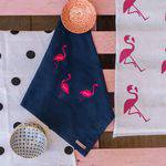 Tamanhos, Medidas e Dimensões do produto Kit 3 Panos de Prato Estampado e Bordado Colorido Flamingos 100% Algodão - Autoestima Home