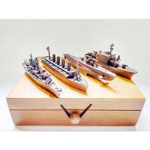 Tamanhos, Medidas e Dimensões do produto Miniaturas Decorativas de Embarcações de Época em Metal com Submarino