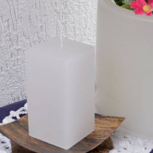 Tamanhos, Medidas e Dimensões do produto Vela Pilar Branca Quadrada 4,5x4,5x9,5cm